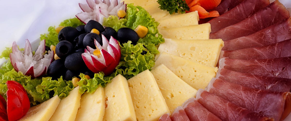Enjoy the traditional Montenegrin cuisine at restaurant Castellamare